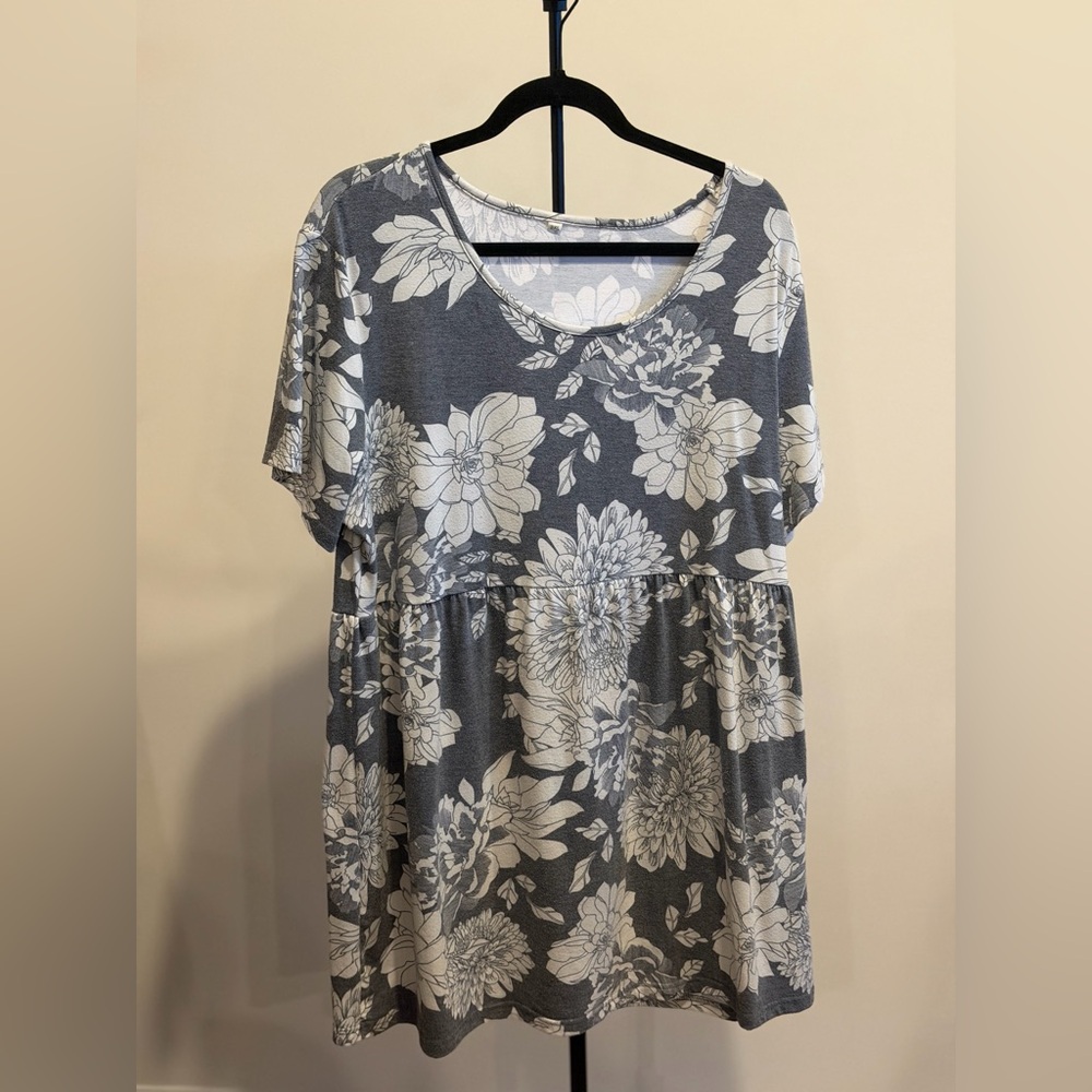 Gray Floral Short-Sleeve Women's Top